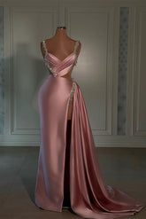 Glamuroso vestido de fiesta de satén rosa con tirantes largos, abertura frontal, cuentas y volantes